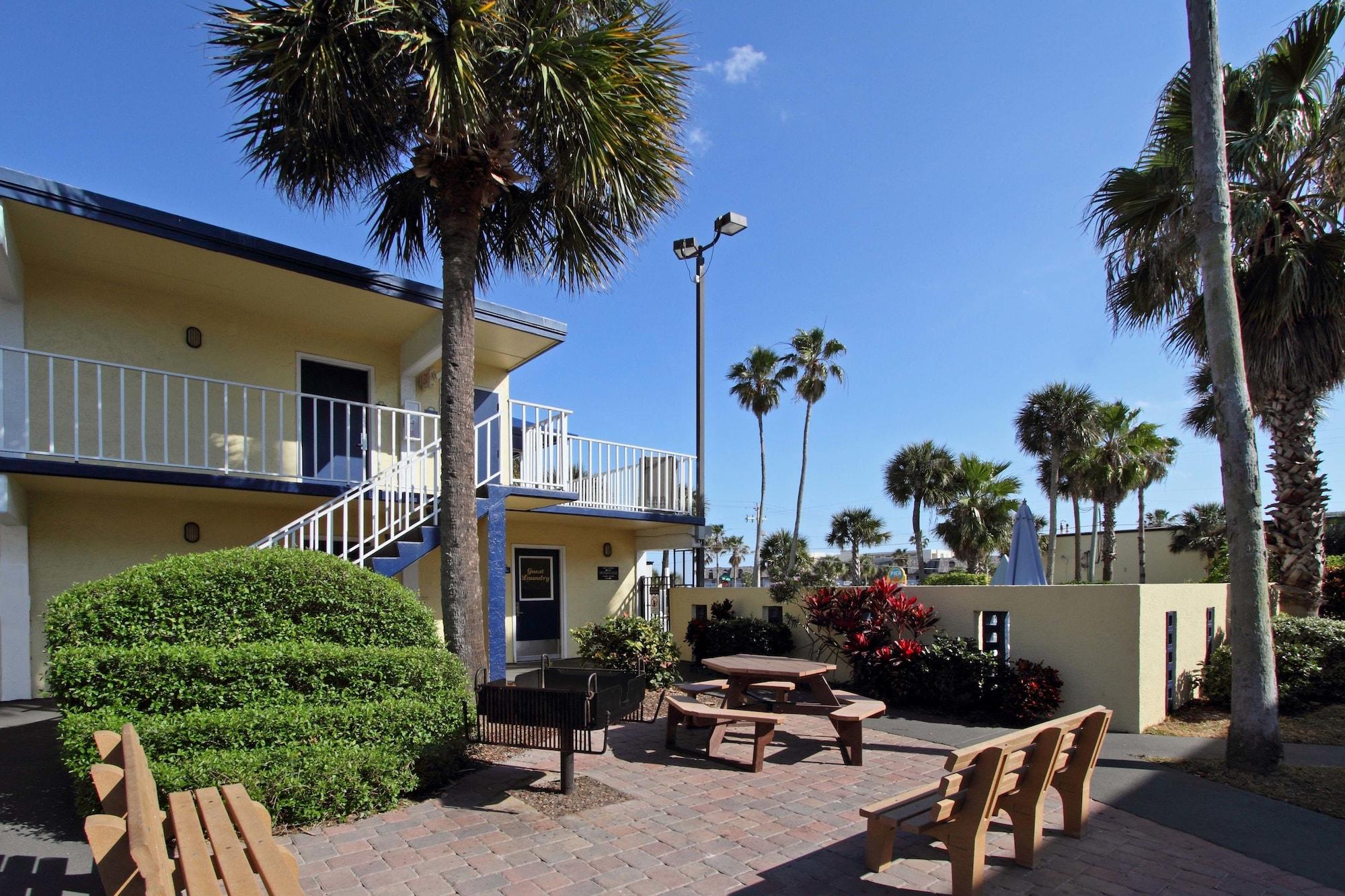 Days Inn By Wyndham Cocoa Beach Port Canaveral Экстерьер фото