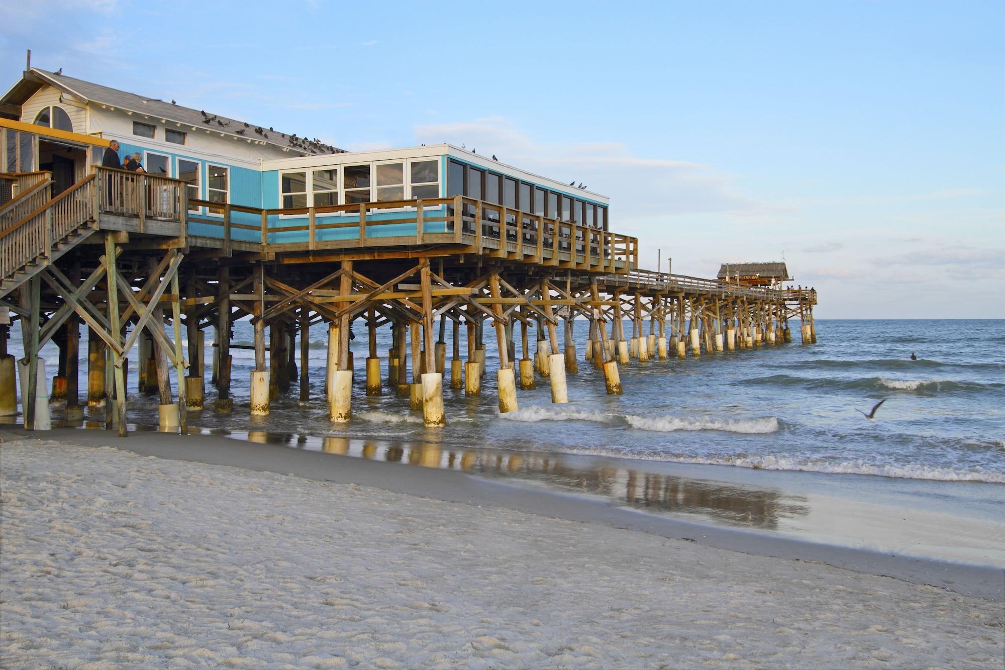 Days Inn By Wyndham Cocoa Beach Port Canaveral Экстерьер фото