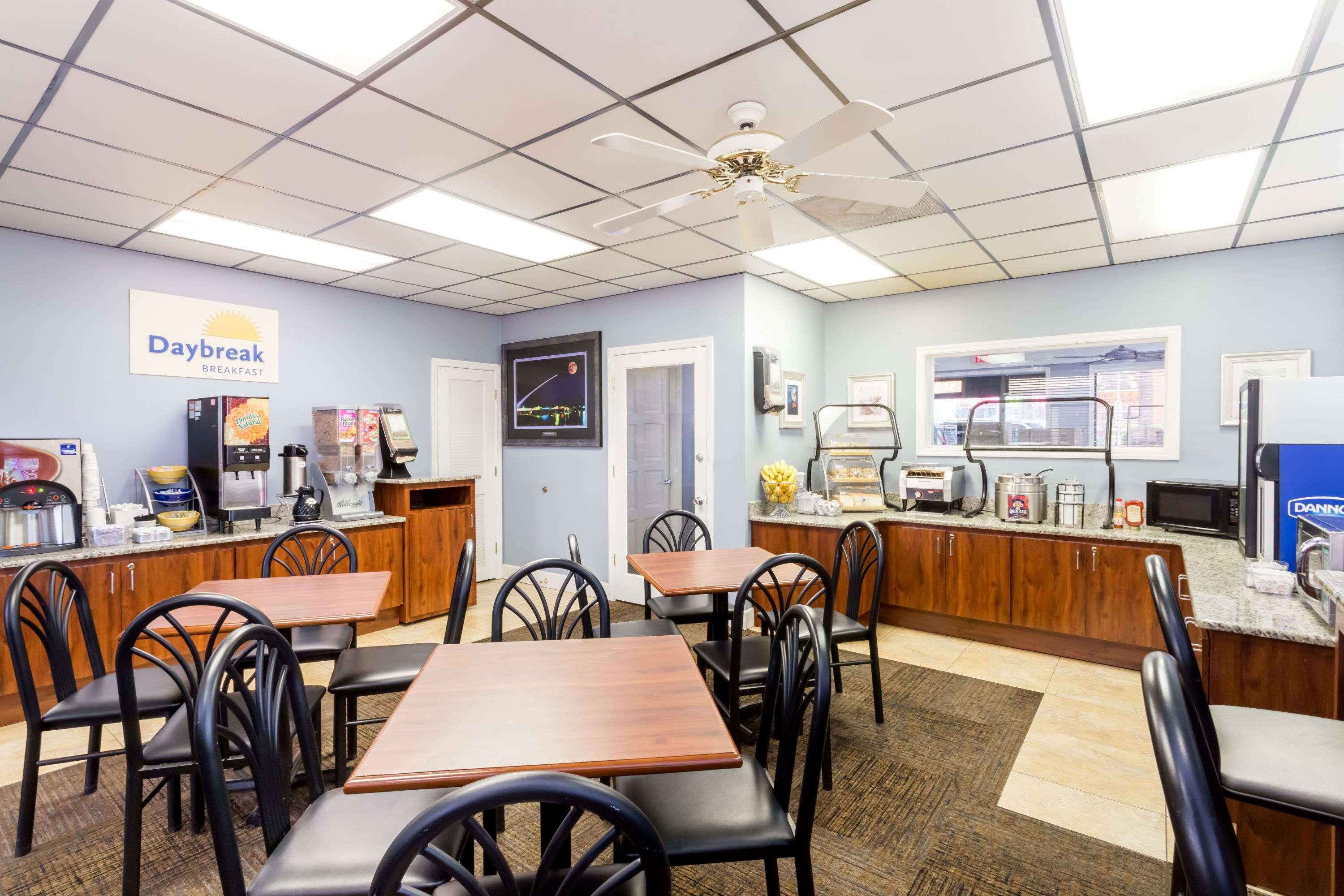 Days Inn By Wyndham Cocoa Beach Port Canaveral Экстерьер фото