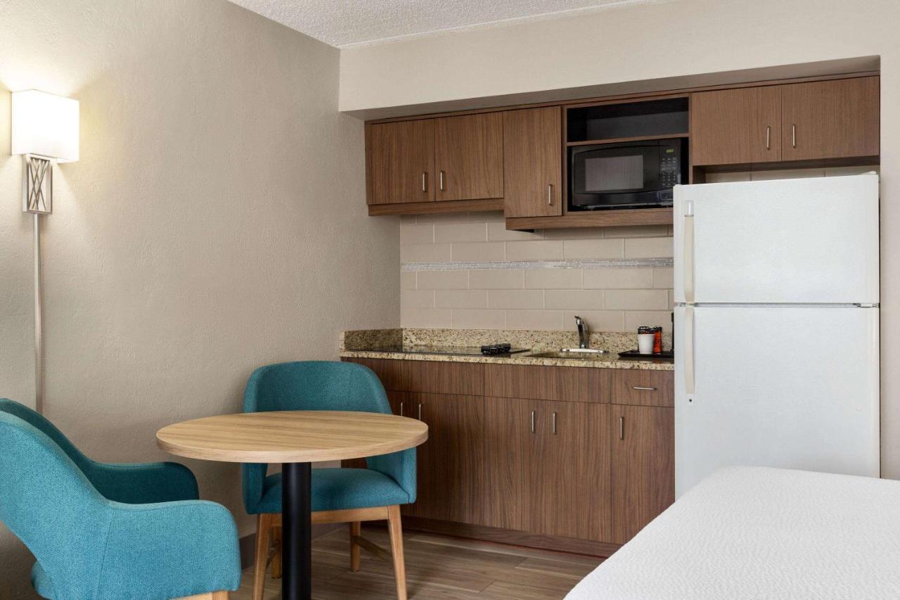 Days Inn By Wyndham Cocoa Beach Port Canaveral Экстерьер фото