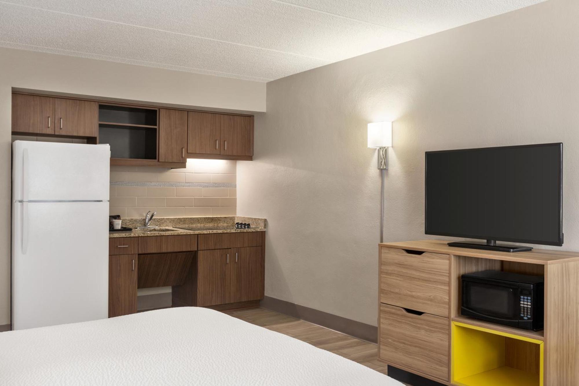 Days Inn By Wyndham Cocoa Beach Port Canaveral Экстерьер фото