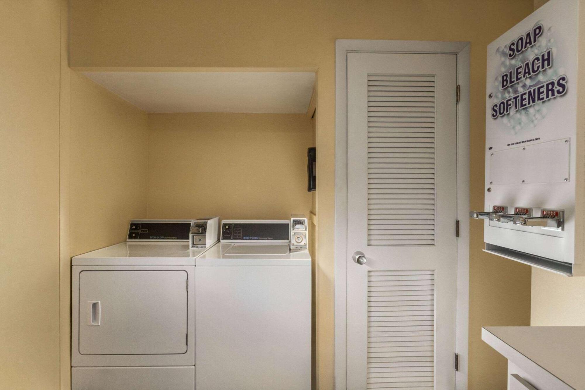 Days Inn By Wyndham Cocoa Beach Port Canaveral Экстерьер фото