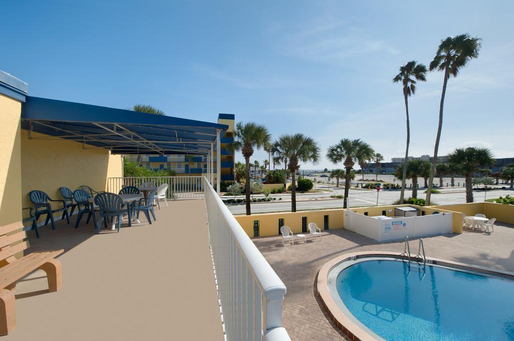 Days Inn By Wyndham Cocoa Beach Port Canaveral Экстерьер фото